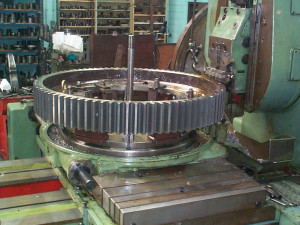 Cutting a large spur gear at Gear Design & Service Pty Ltd